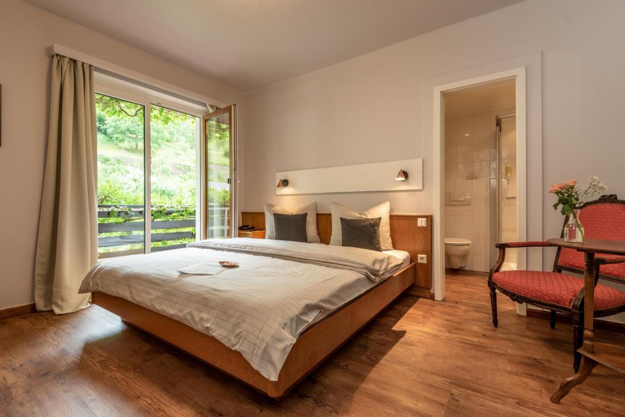 Doppelzimmer mit Balkon und Gartenblick