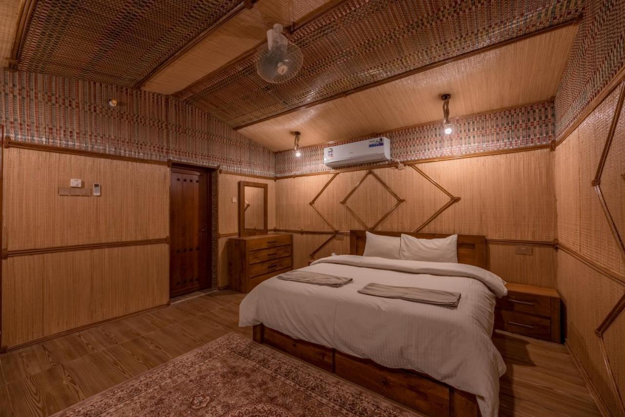 Suite met Kingsize Bed en Uitzicht op Zwembad