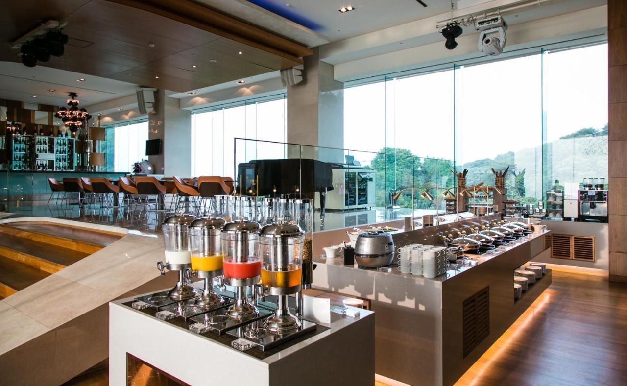 Club Deluxe Room with Mountain View - Lounge Benefit