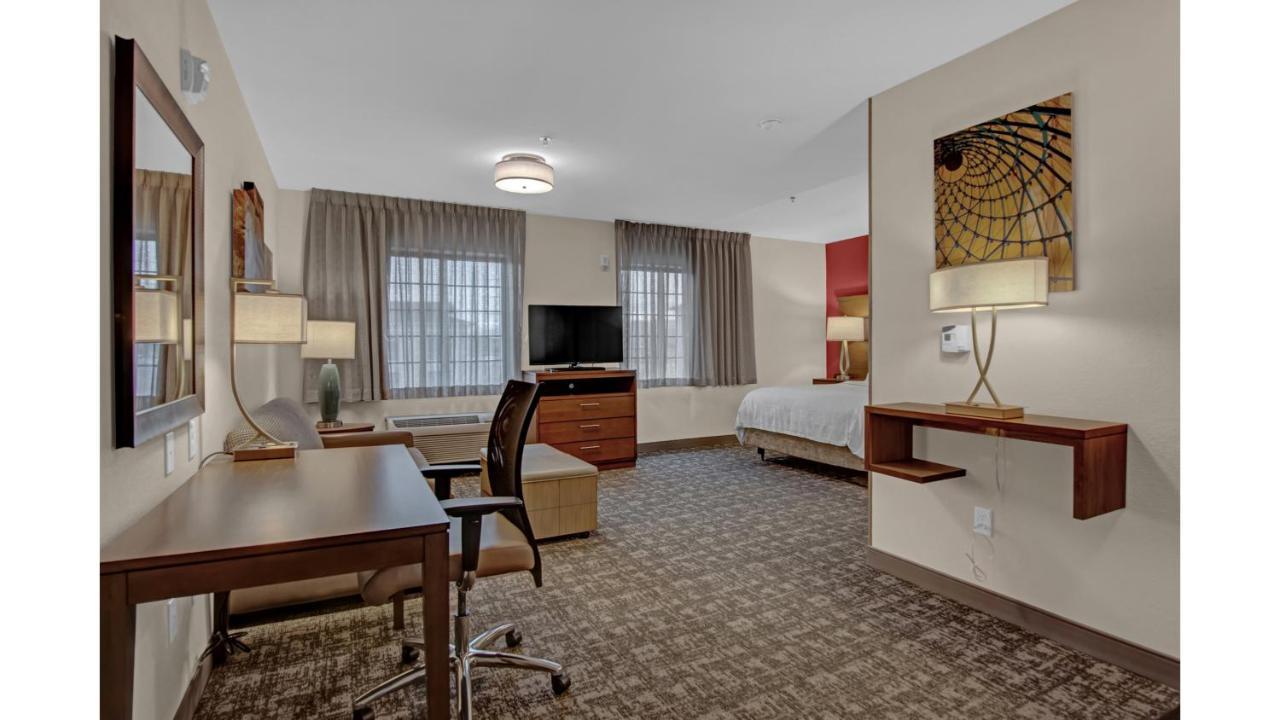 Queen Studio Suite with Bath Tub - Mobility Accessible - Non-Smoking