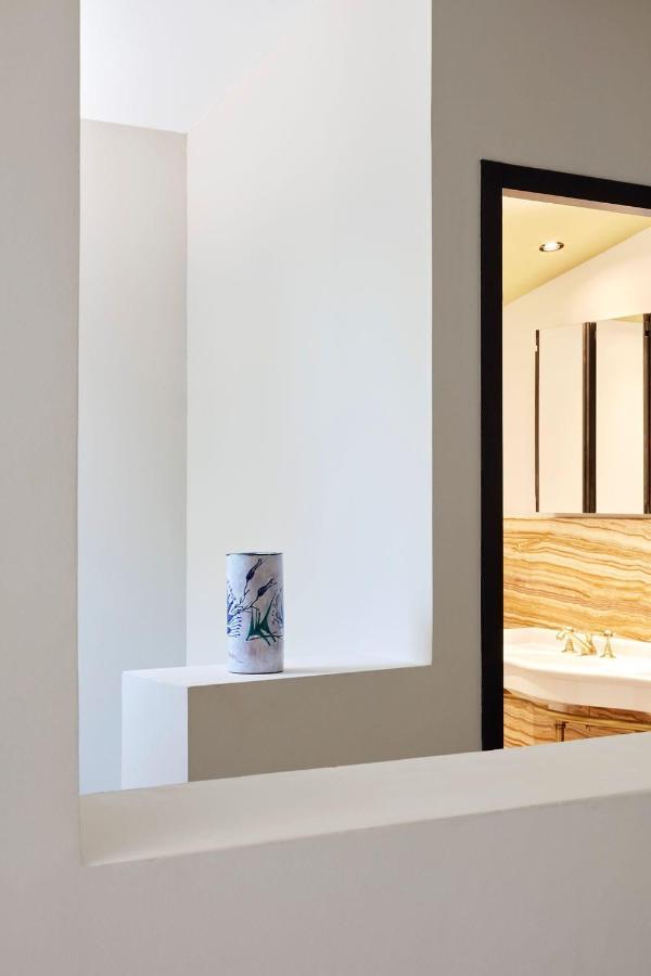 Split level room with sea view