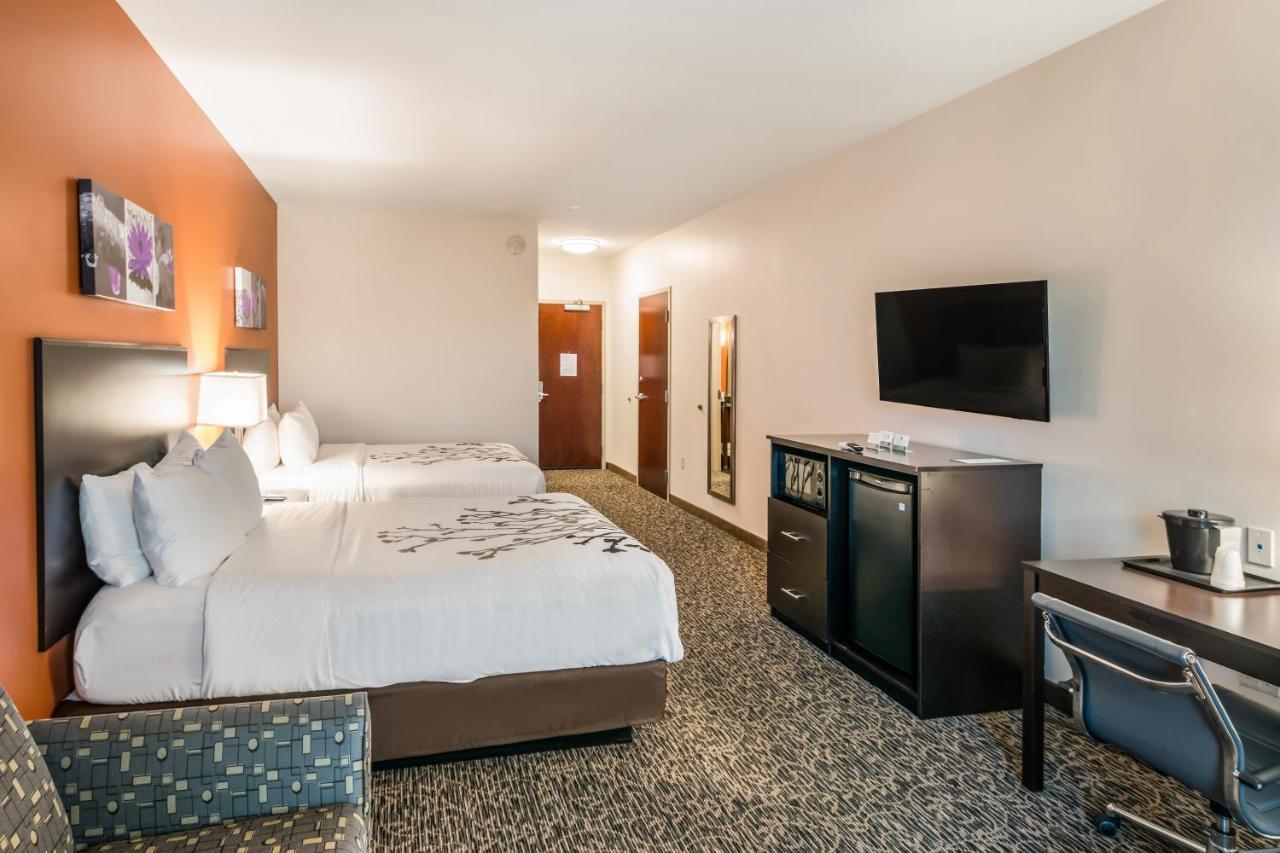 Queen Suite with Two Queen Beds and Sofa Bed - Non-Smoking