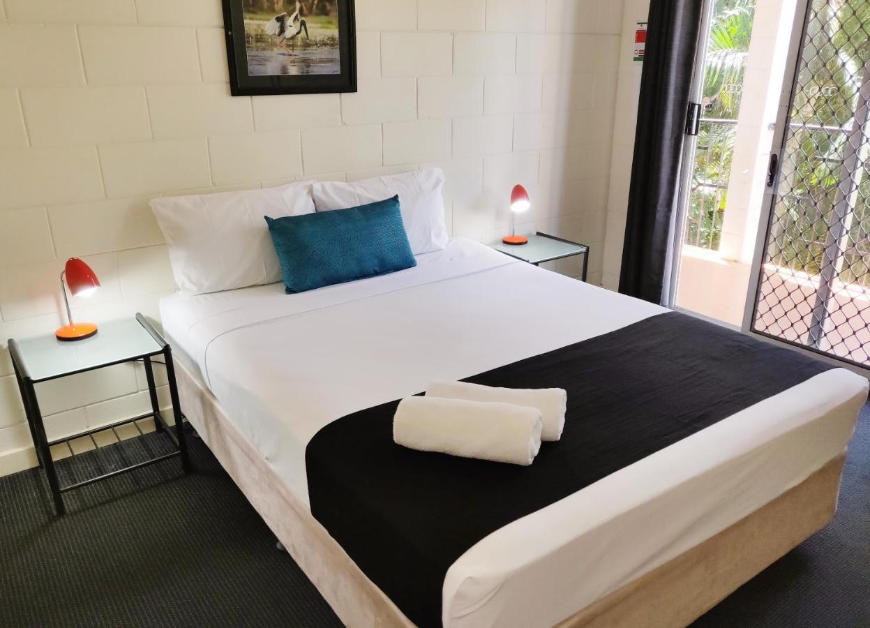 Queen Motel Room,1164337257:JPEG