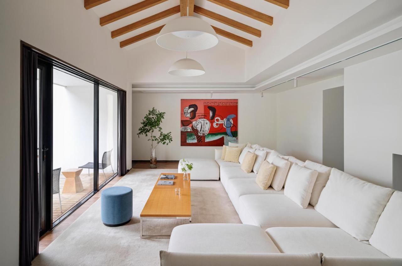 1 King Bed, Mountain View with Balcony