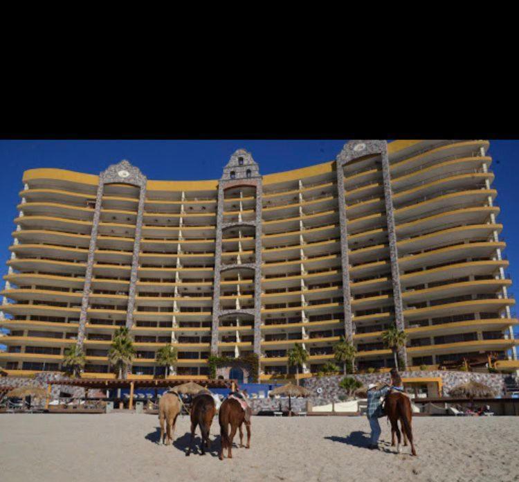 Suite con cama extragrande y vistas al mar