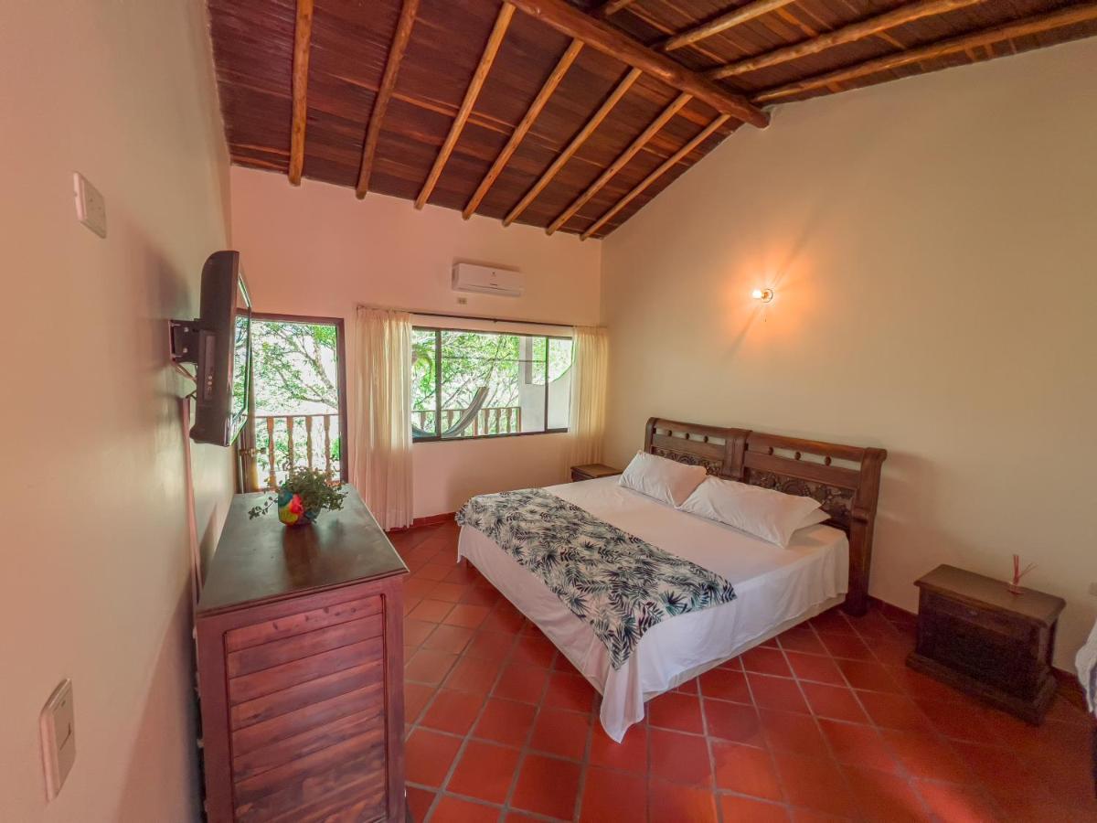 Habitación con cama extragrande.