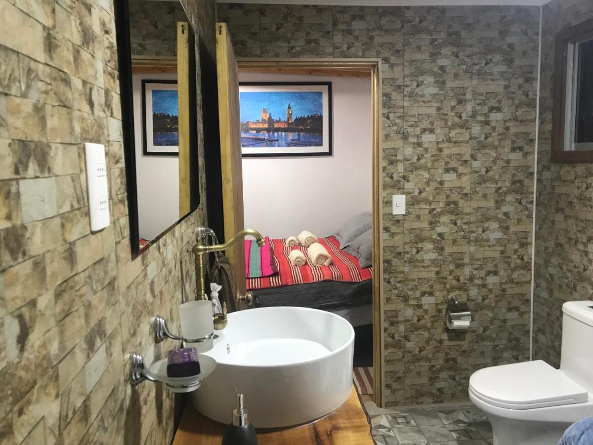 Quarto com Cama King-size e Banheira de Hidromassagem