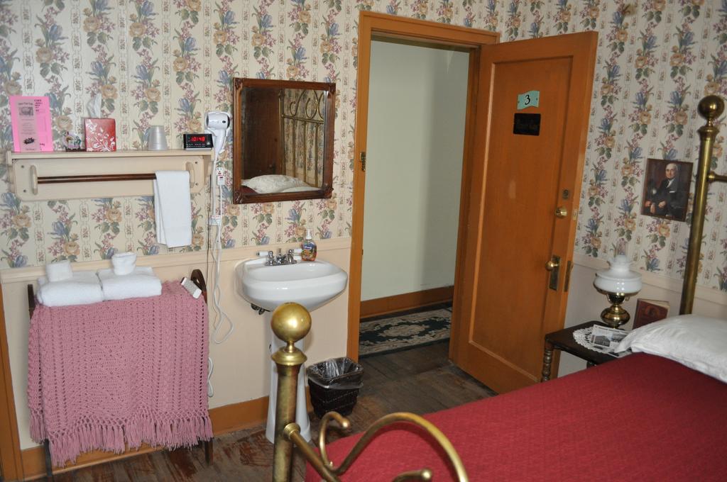 Standard Zimmer mit Doppelbett und Gemeinschaftsbad