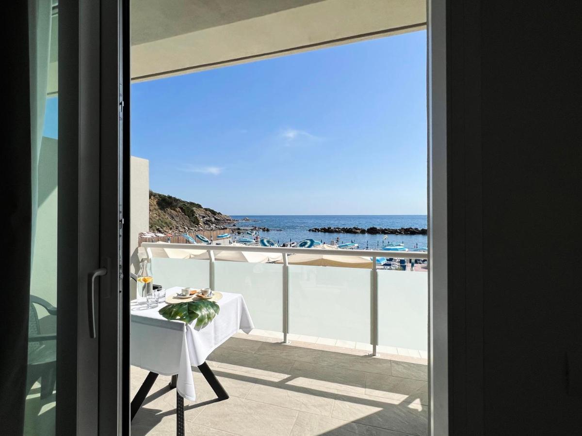 Triple Room with Sea View and Beach Access