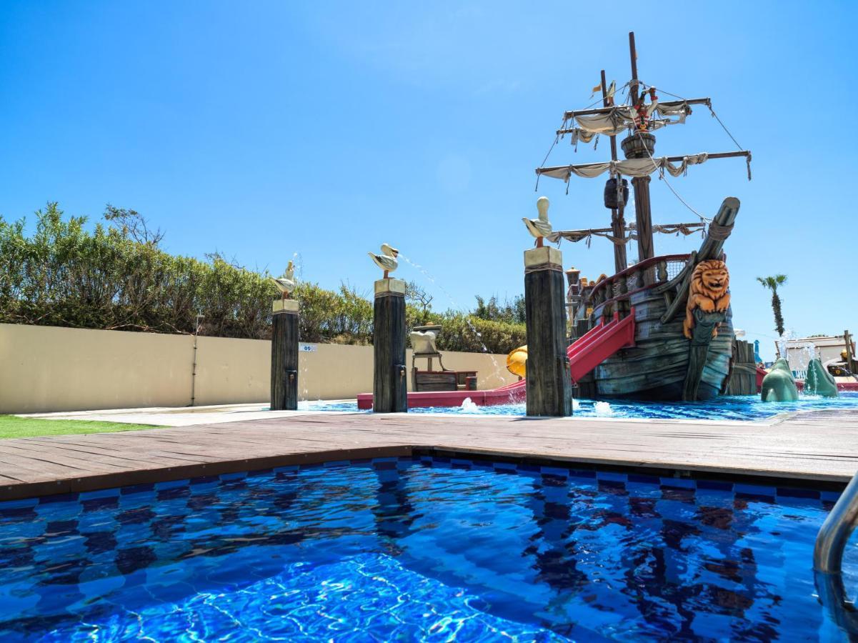 Swim-Up Family Room with Garden View