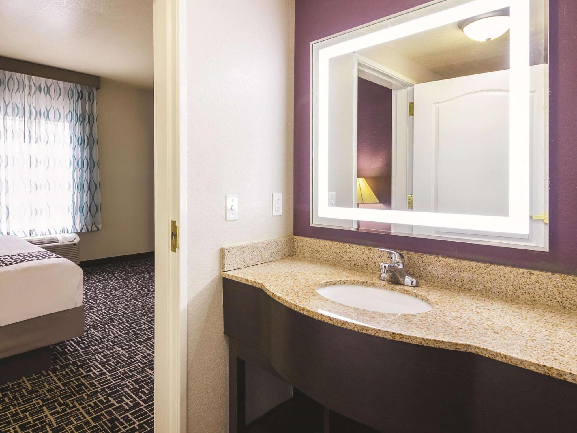 Queen Room with Two Queen Beds - Non-Smoking,1280622508:JPEG