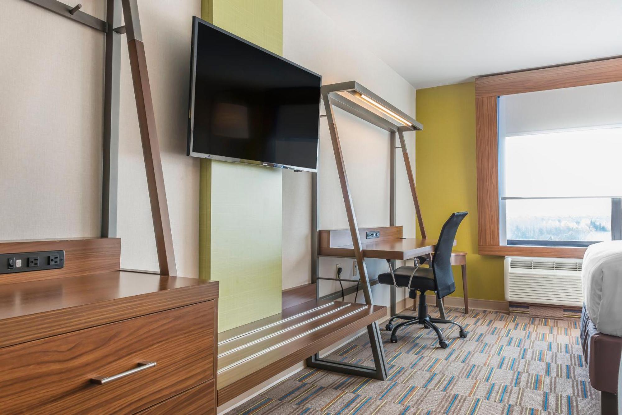 King Room with Roll in Shower - Hearing Accessible/Non-Smoking