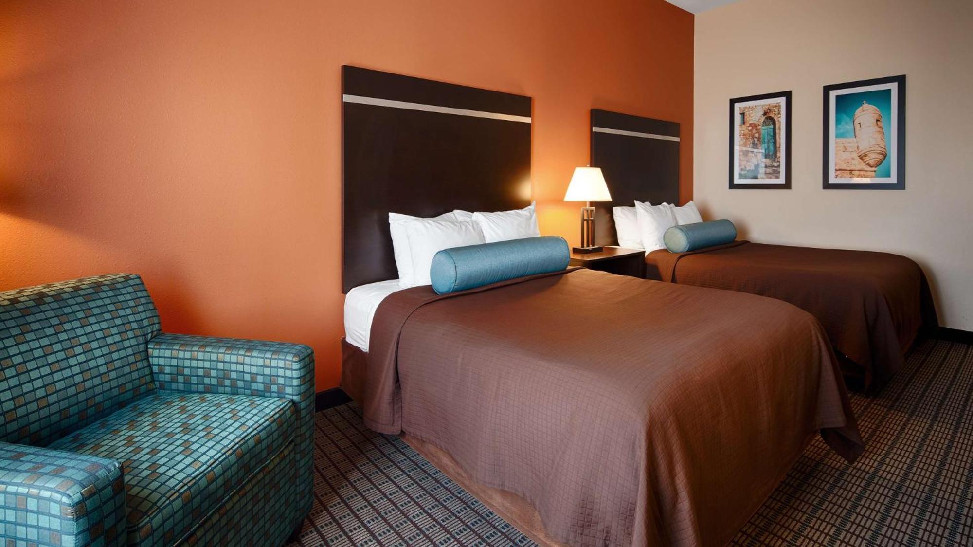Queen Room with Two Queen Beds and Bath Tub - Disability Access/Non-Smoking