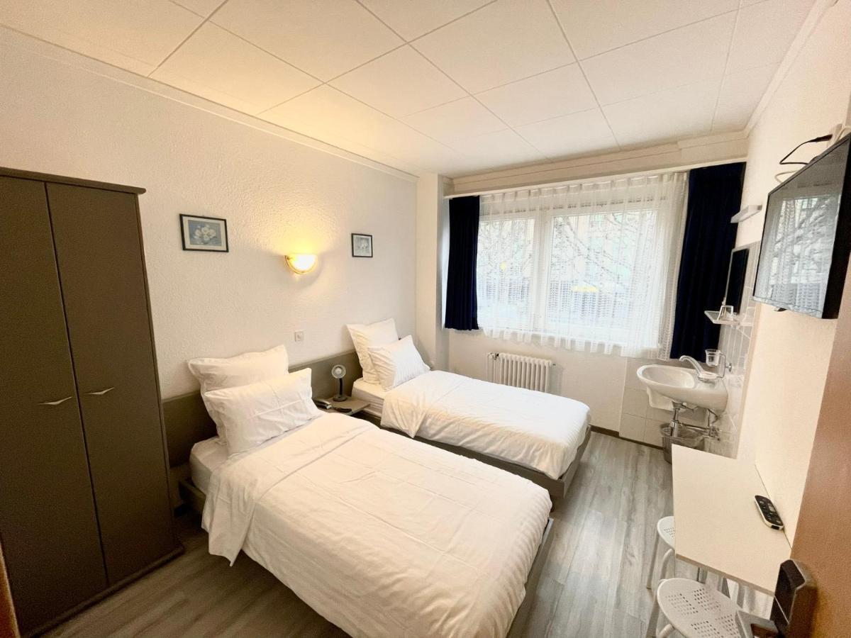 Chambre Lits Jumeaux avec Salle de Bains Commune