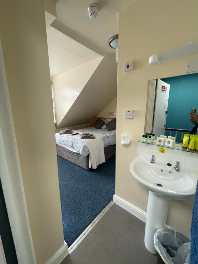 Family Room (2 Adults + 2 Children)