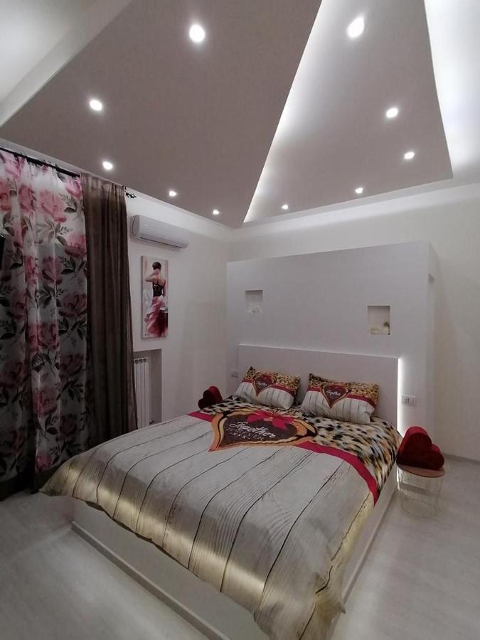 Zimmer mit Kingsize-Bett und Balkon