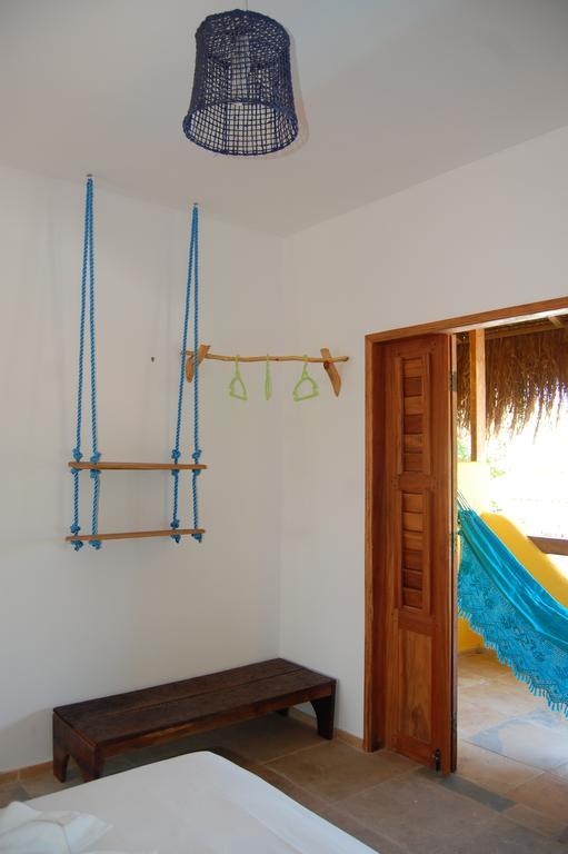 Quarto com Cama Queen-size e Vista da Piscina