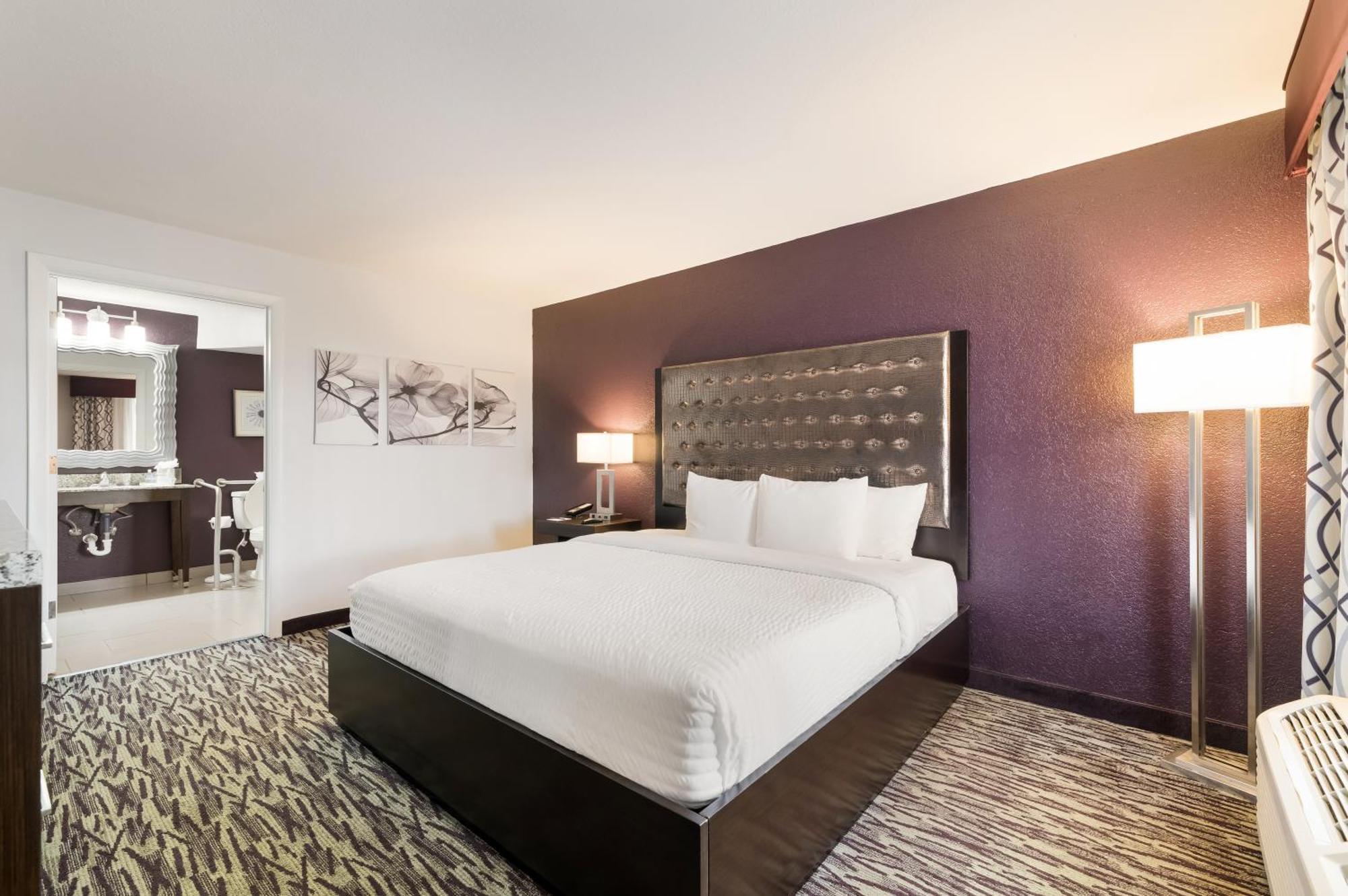 King Room with Roll-In Shower - Disability Access (No Resort Fee),1435200277:JPEG