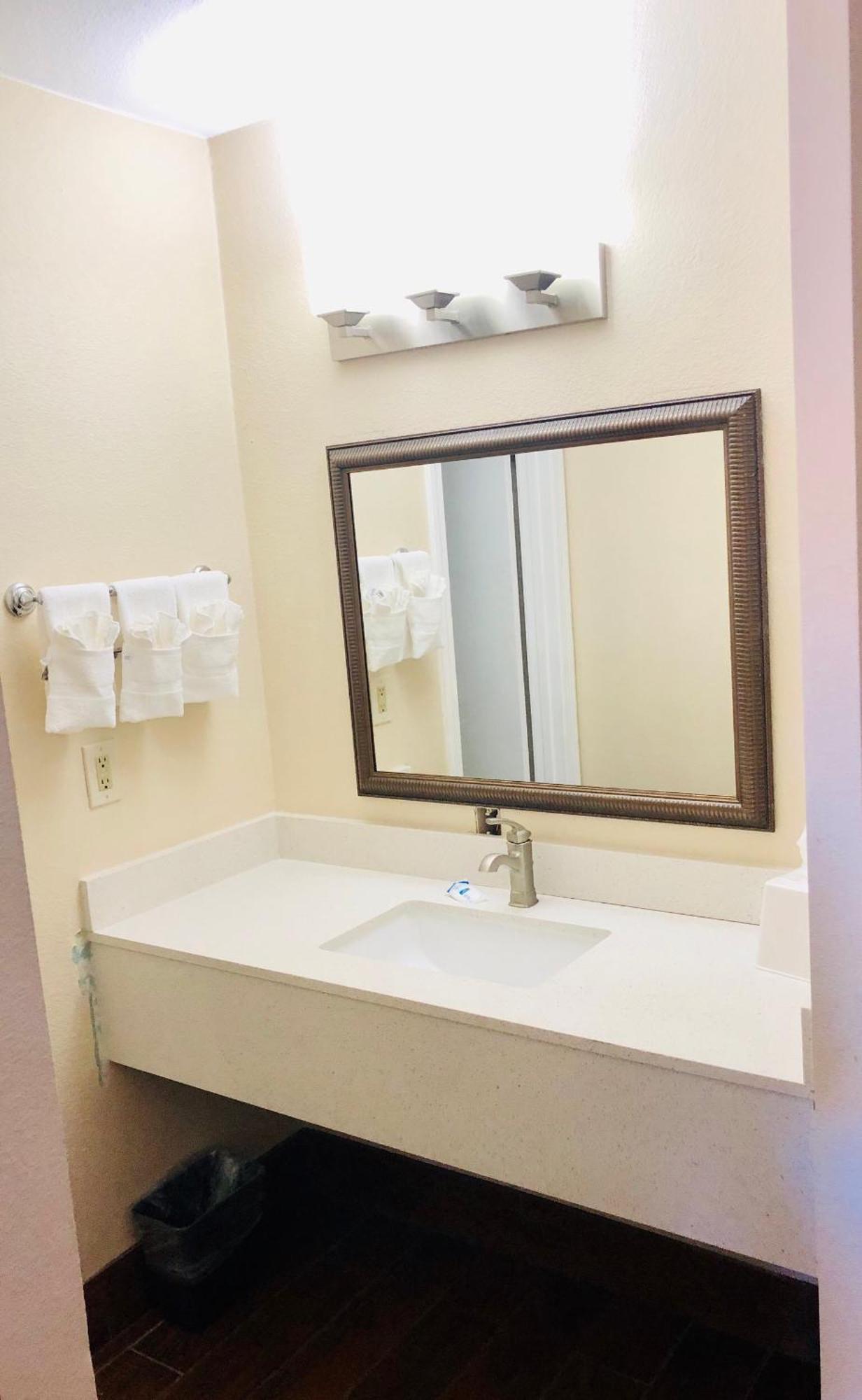 Queen Room with Mobility Access and Roll-In Shower - Non-Smoking