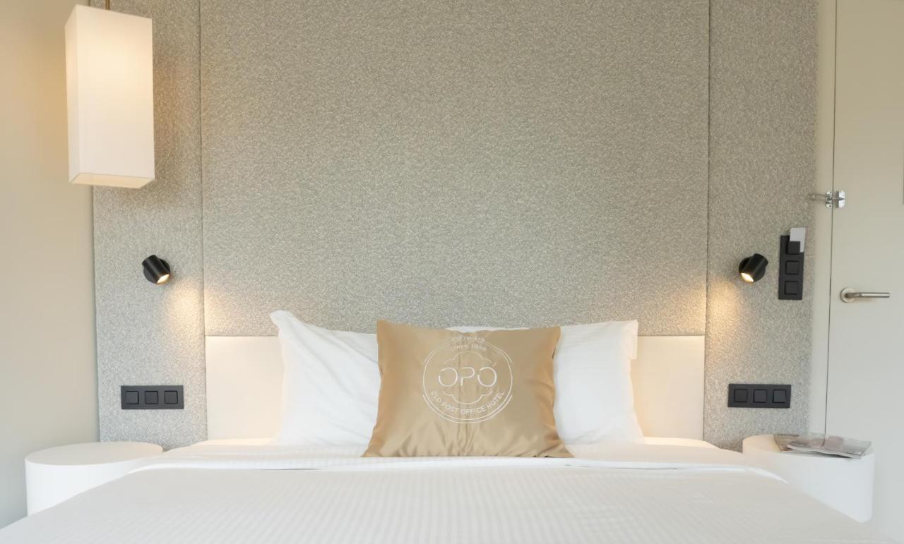 Executive Suite,1477799641:JPEG
