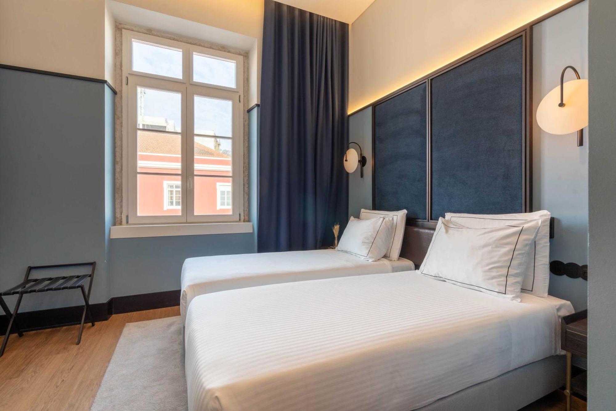 Zweibettzimmer mit Blick auf den Bahnhof