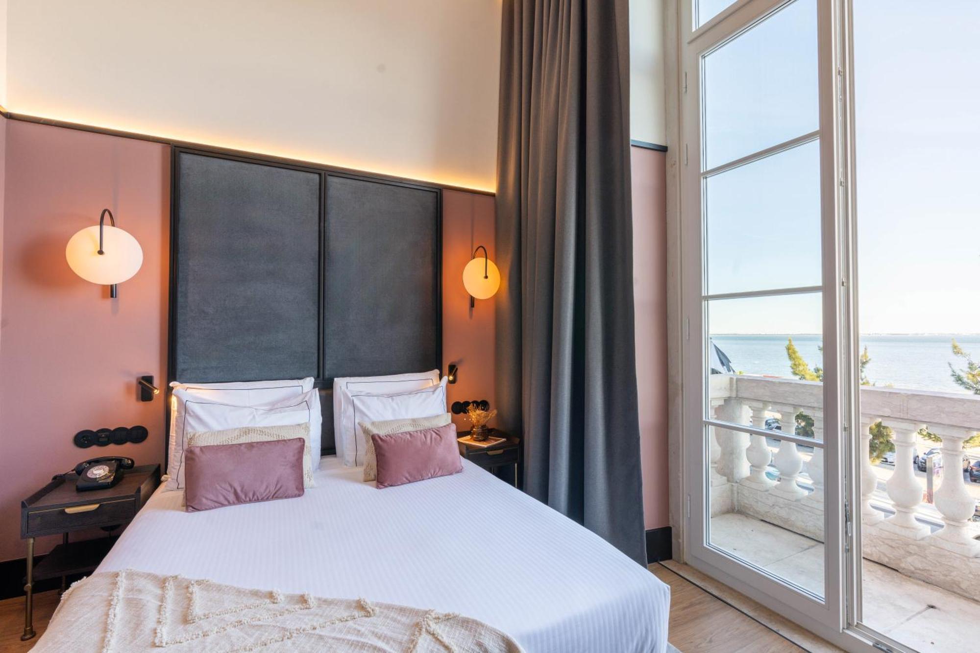 Doppelzimmer mit Balkon und Flussblick