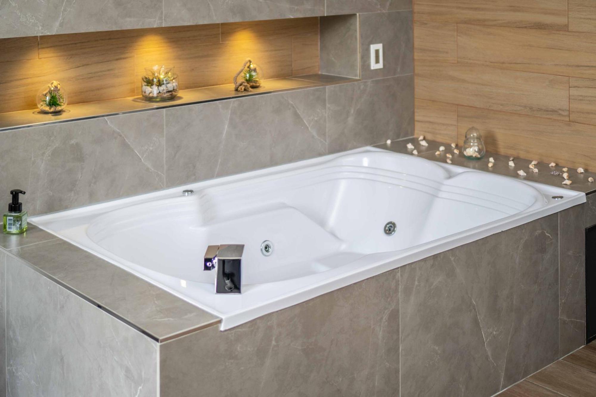Suite with Hot Tub