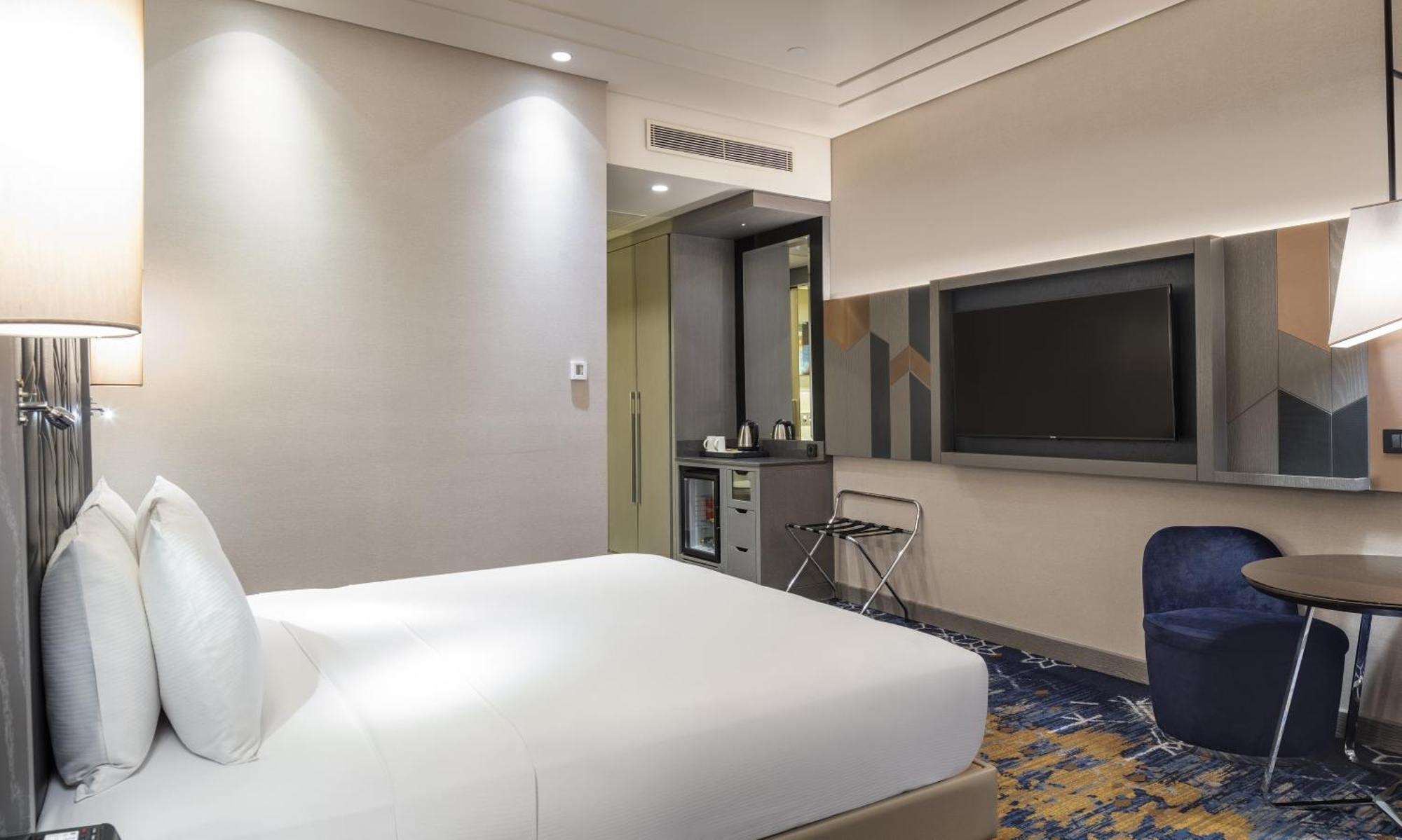 Executive Zimmer mit Kingsize-Bett und Meerblick