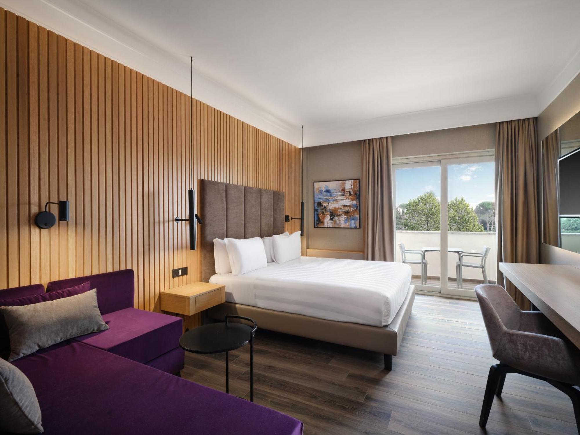 Quarto Premium com Cama King-size e Vista da Piscina