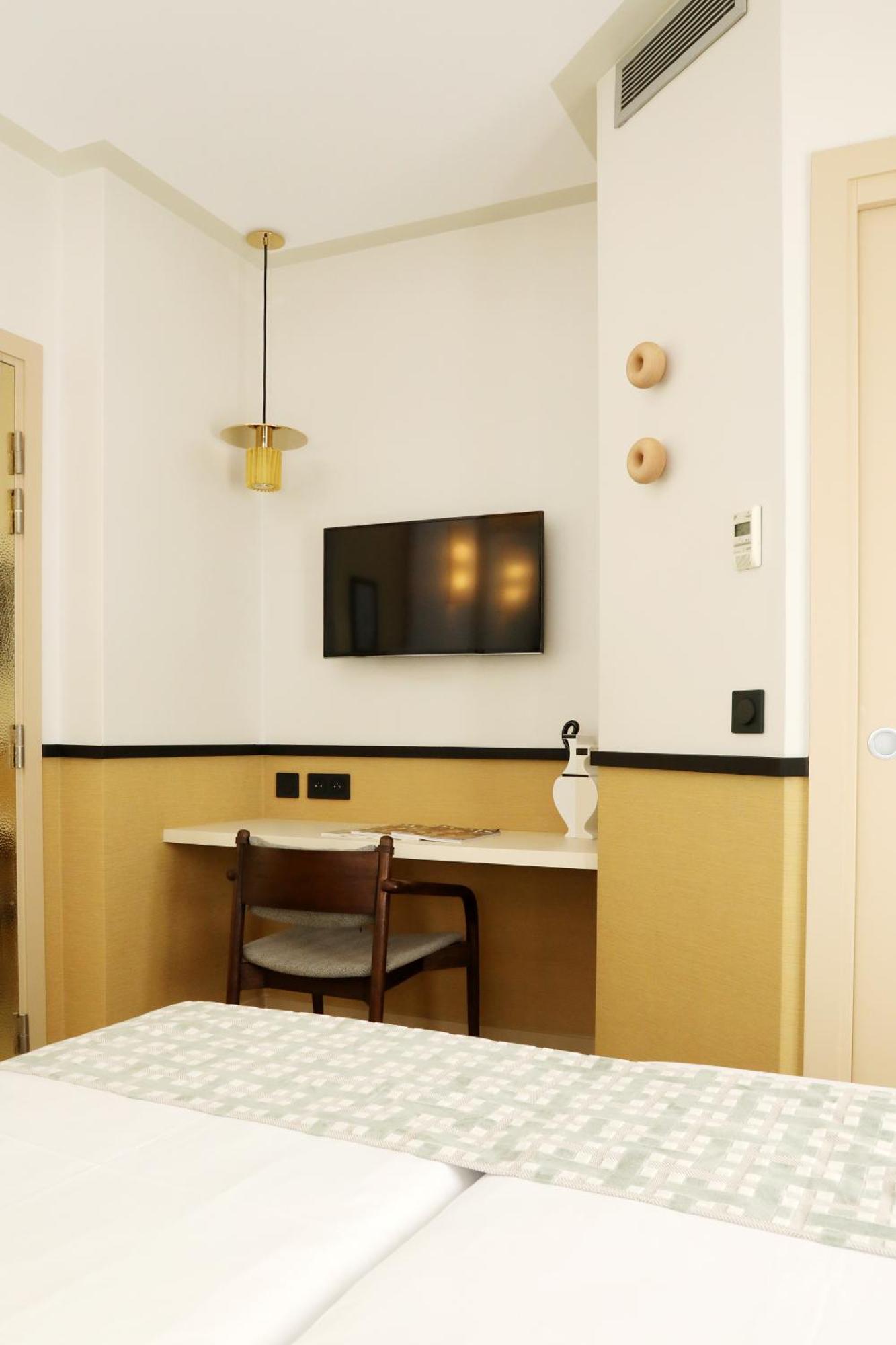 Quarto Clássico com 2 Camas de Solteiro