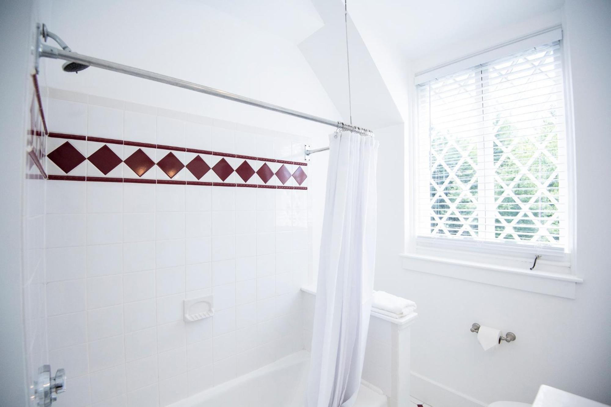 Queen w/ Detached Bathroom, Room 13