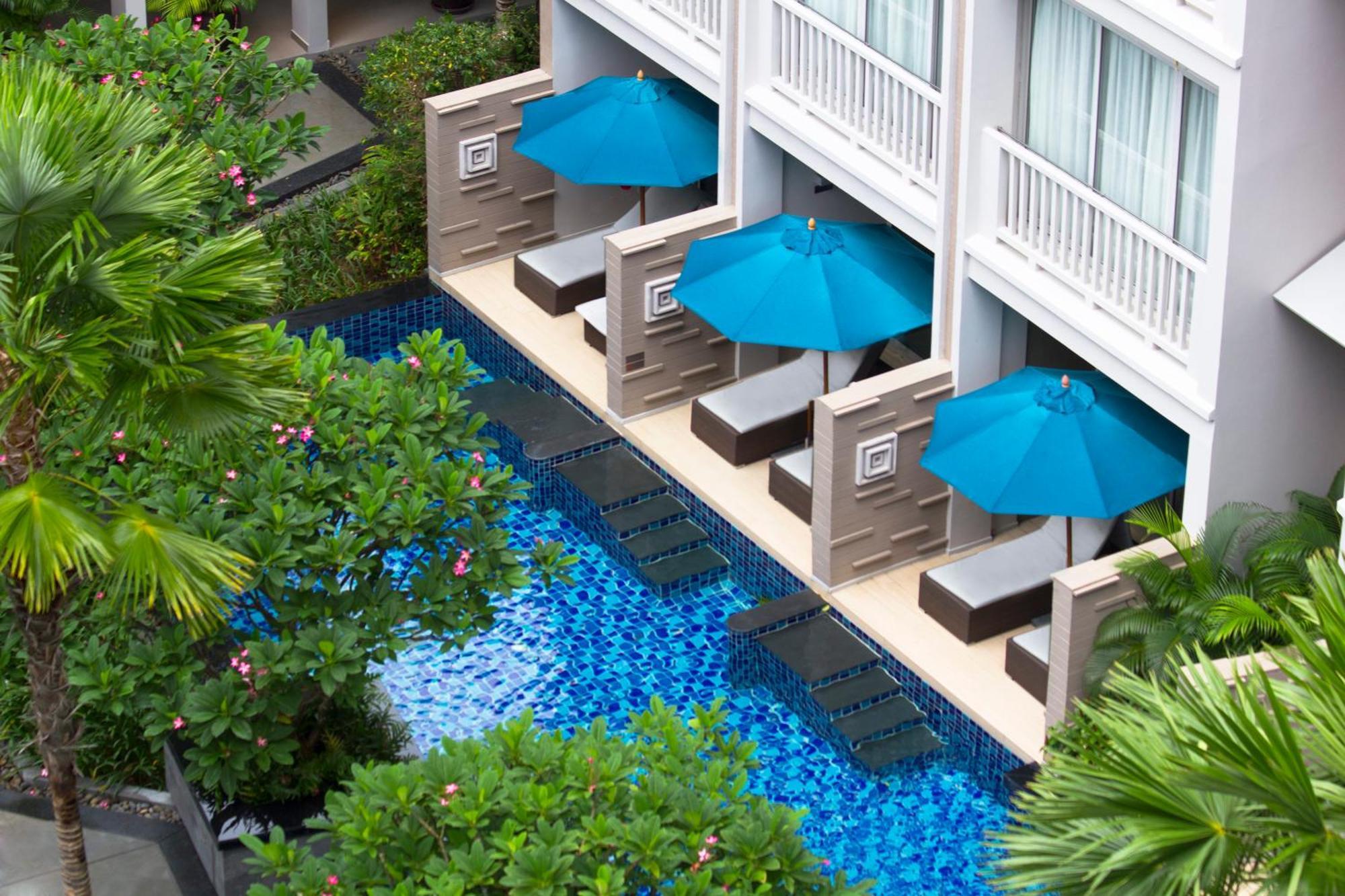 Deluxe King Room with Pool Access