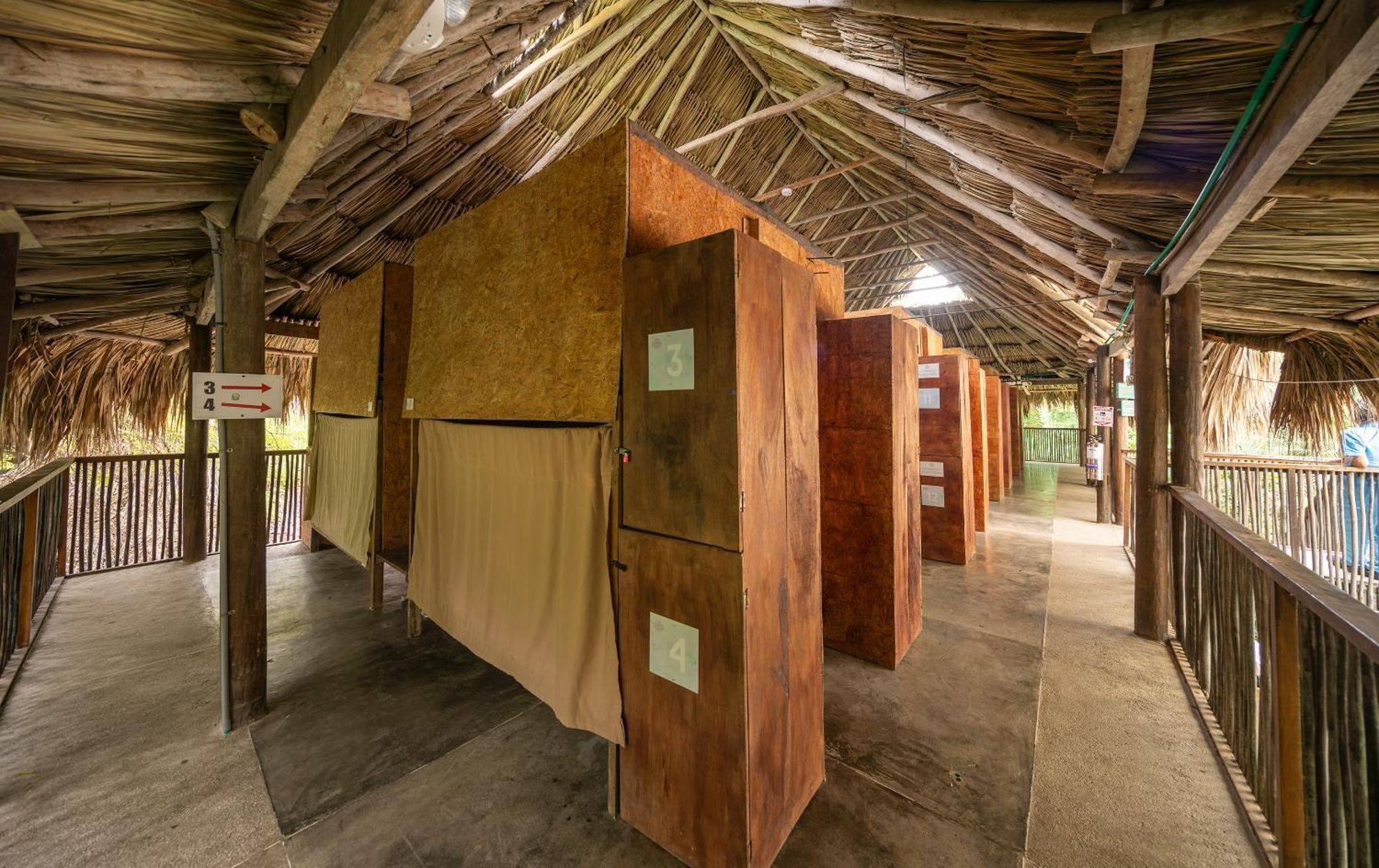 Lit Simple dans Dortoir Mixte