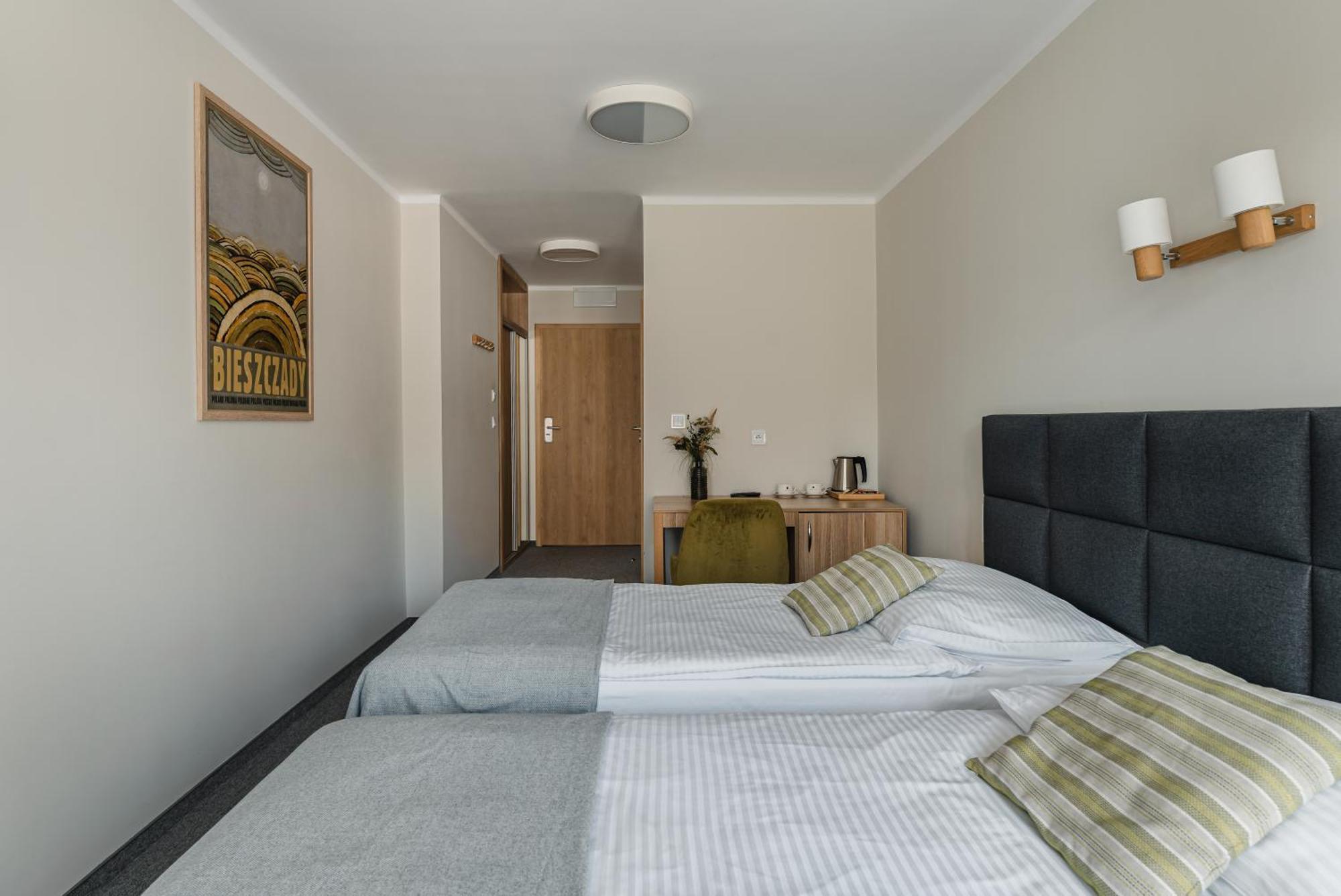 Zimmer mit Kingsize-Bett und Balkon