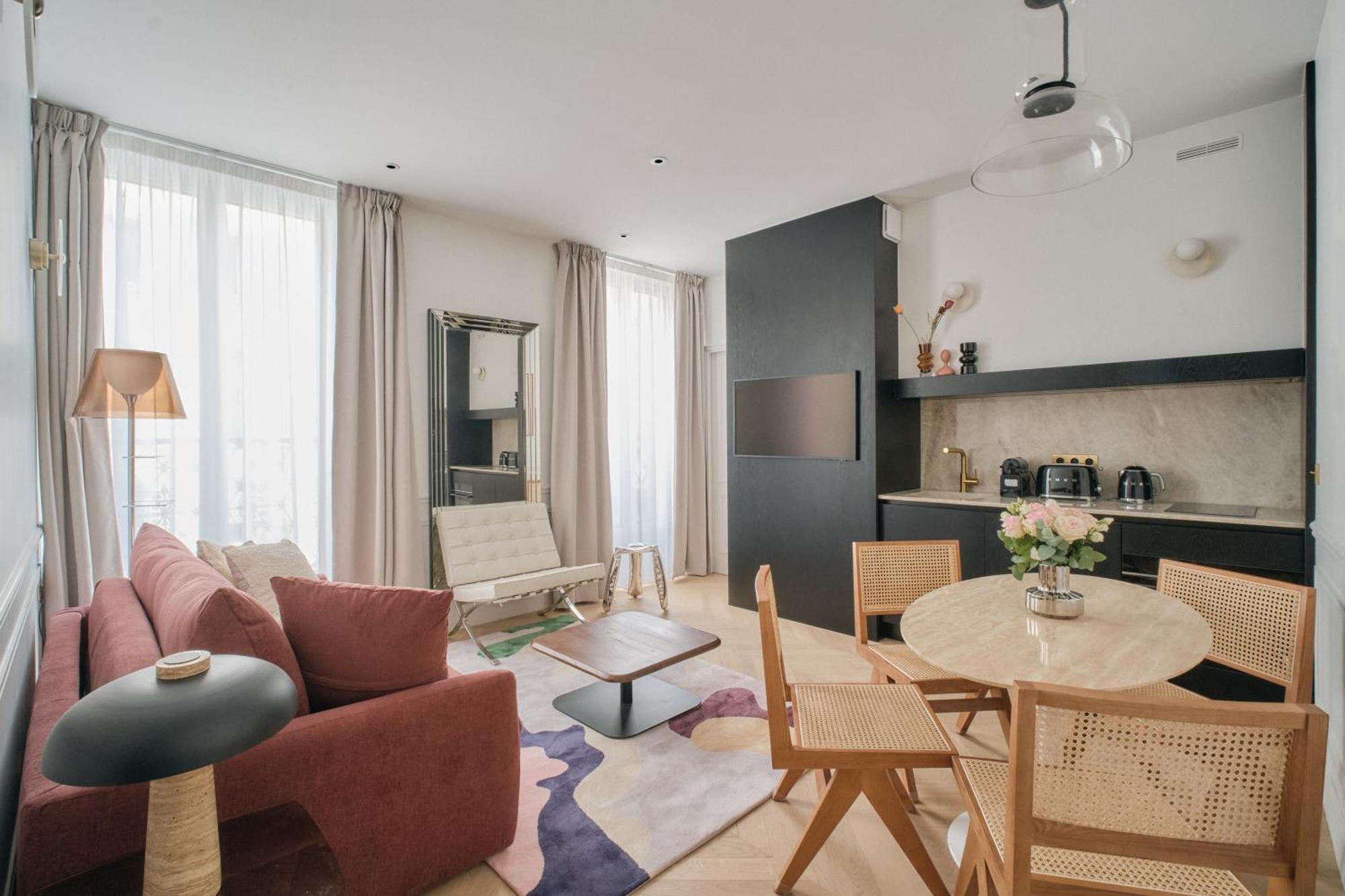 Deluxe Ferienwohnung 203 mit 1 Schlafzimmer, Balkon und Stadtblick
