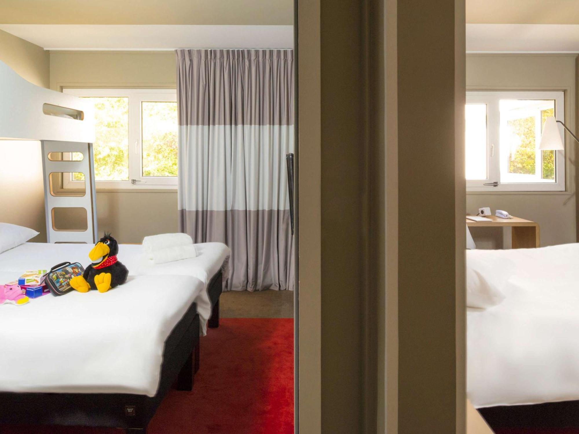 Family Suite with One Large Bed and Three Single Beds,1662982829:JPEG