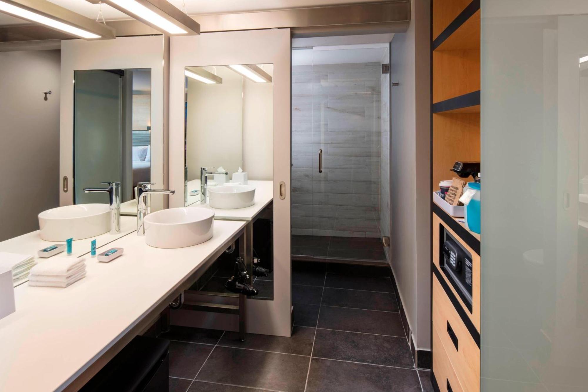 Quarto Aloft com 2 Camas de Casal