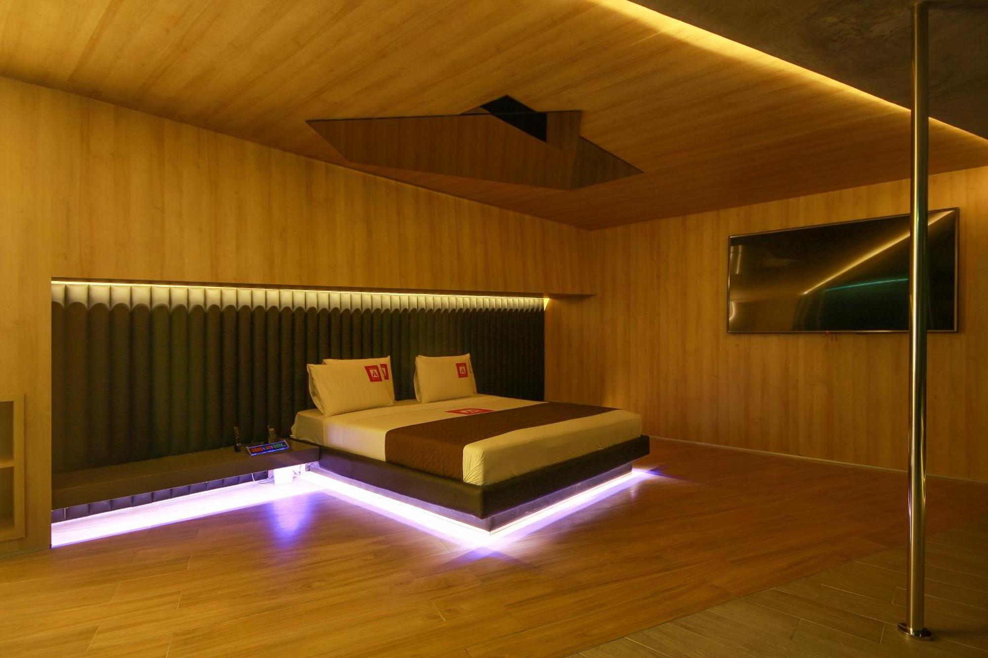 Suite with Private Pool,1635935005:JPEG