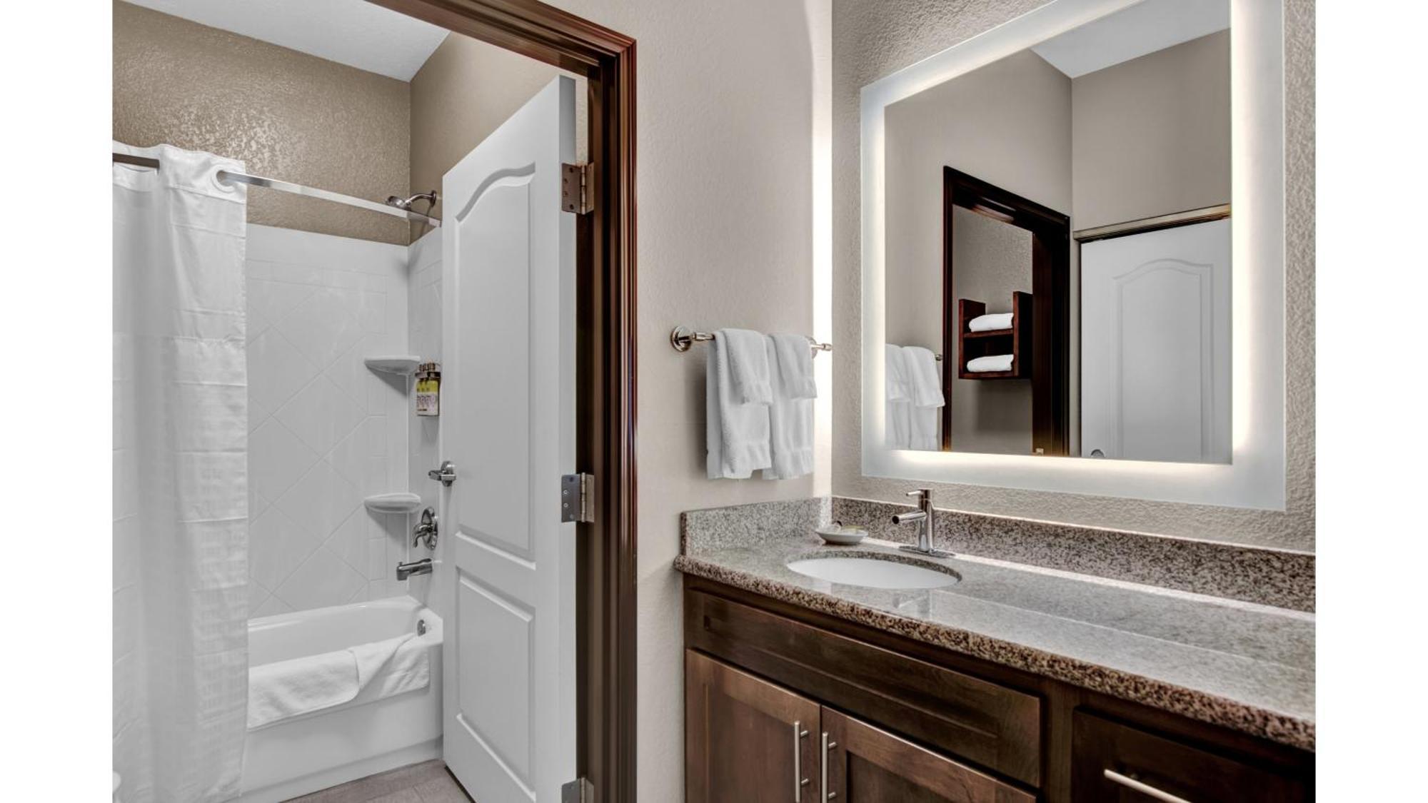 One-Bedroom Queen Suite,1083928297:JPEG