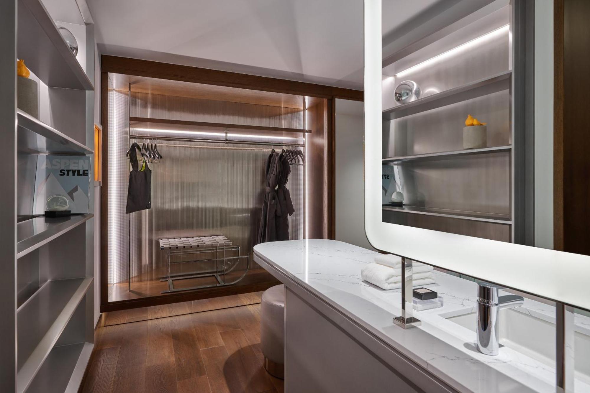 Quarto com Cama King-size e Vista da Rua