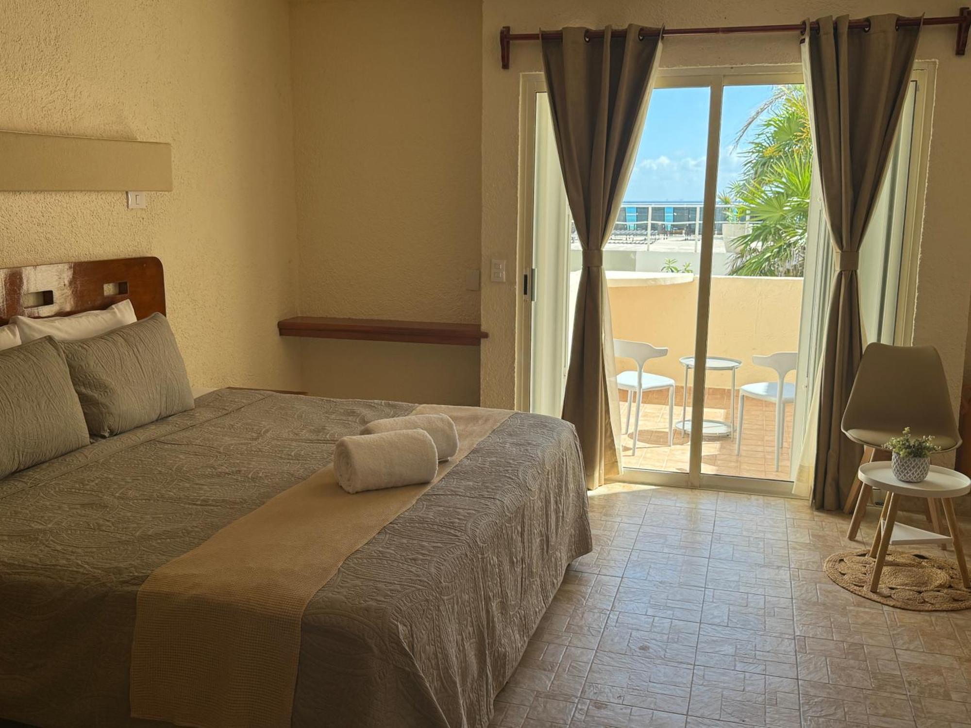 Zimmer mit Kingsize-Bett und Meerblick