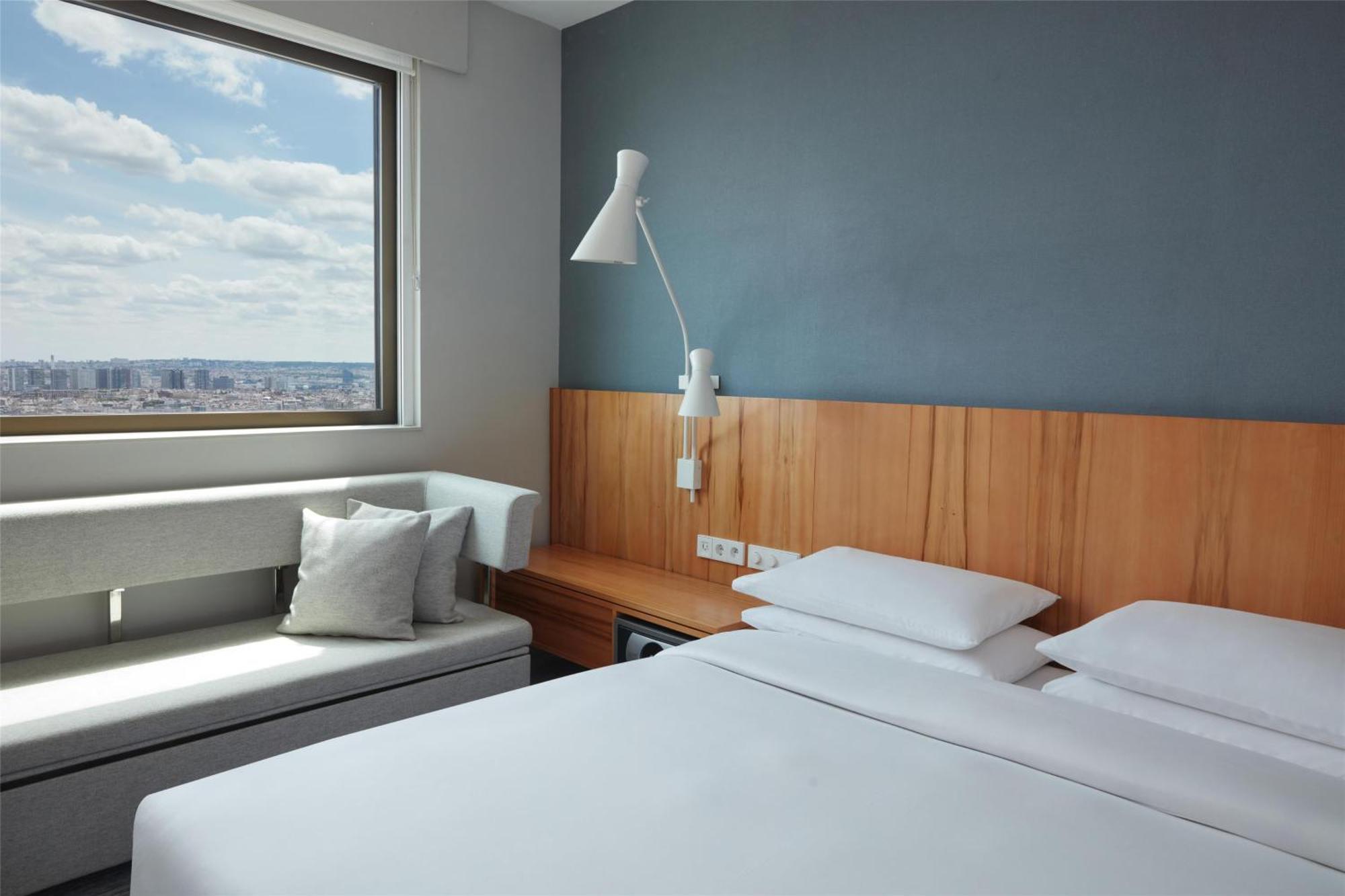 Quarto com Cama King-size e Vista da Torre Eiffel - Andar Alto/Acesso à Área VIP