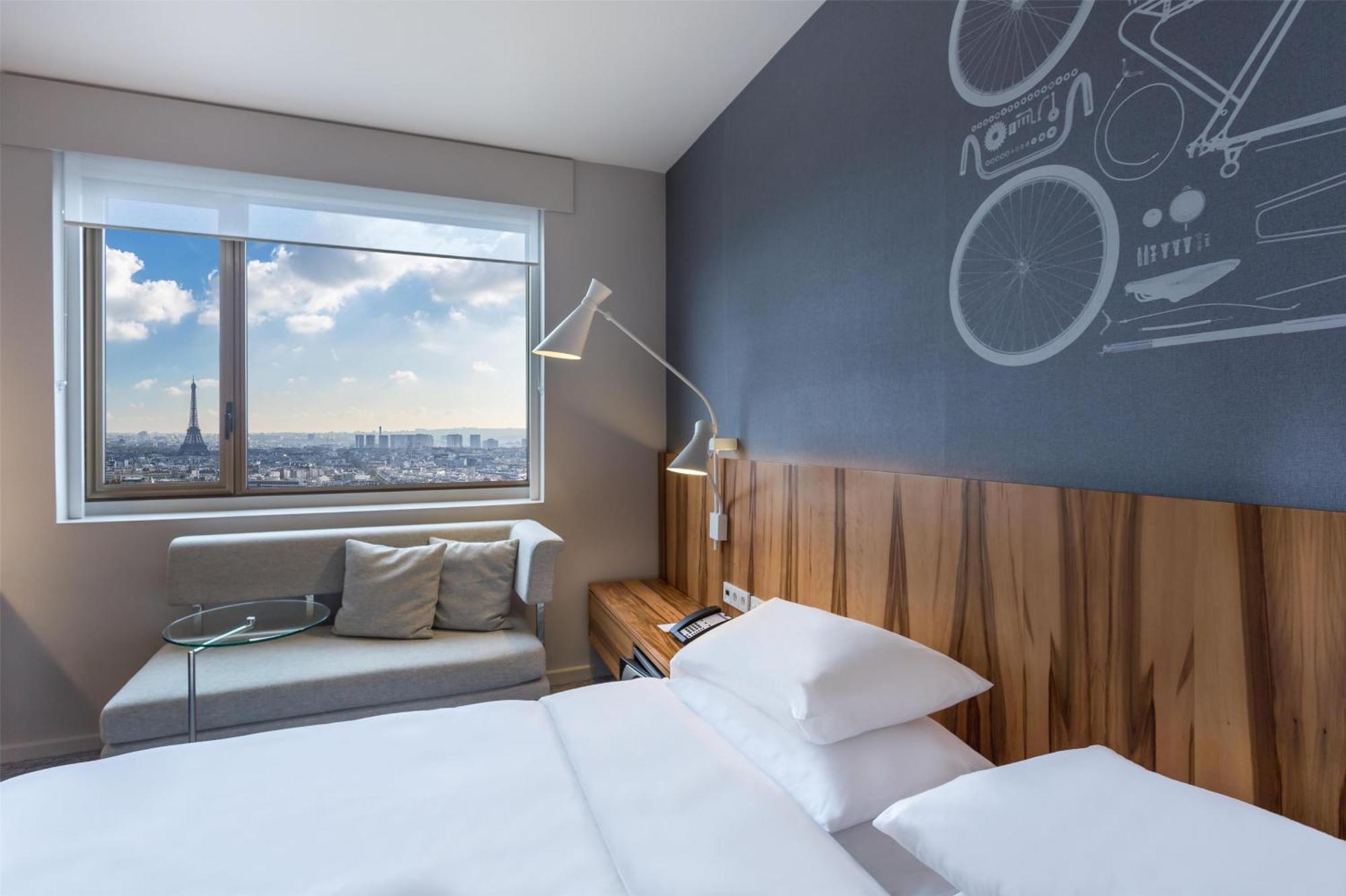 Quarto Deluxe com Cama King-size e Vista da Torre Eiffel