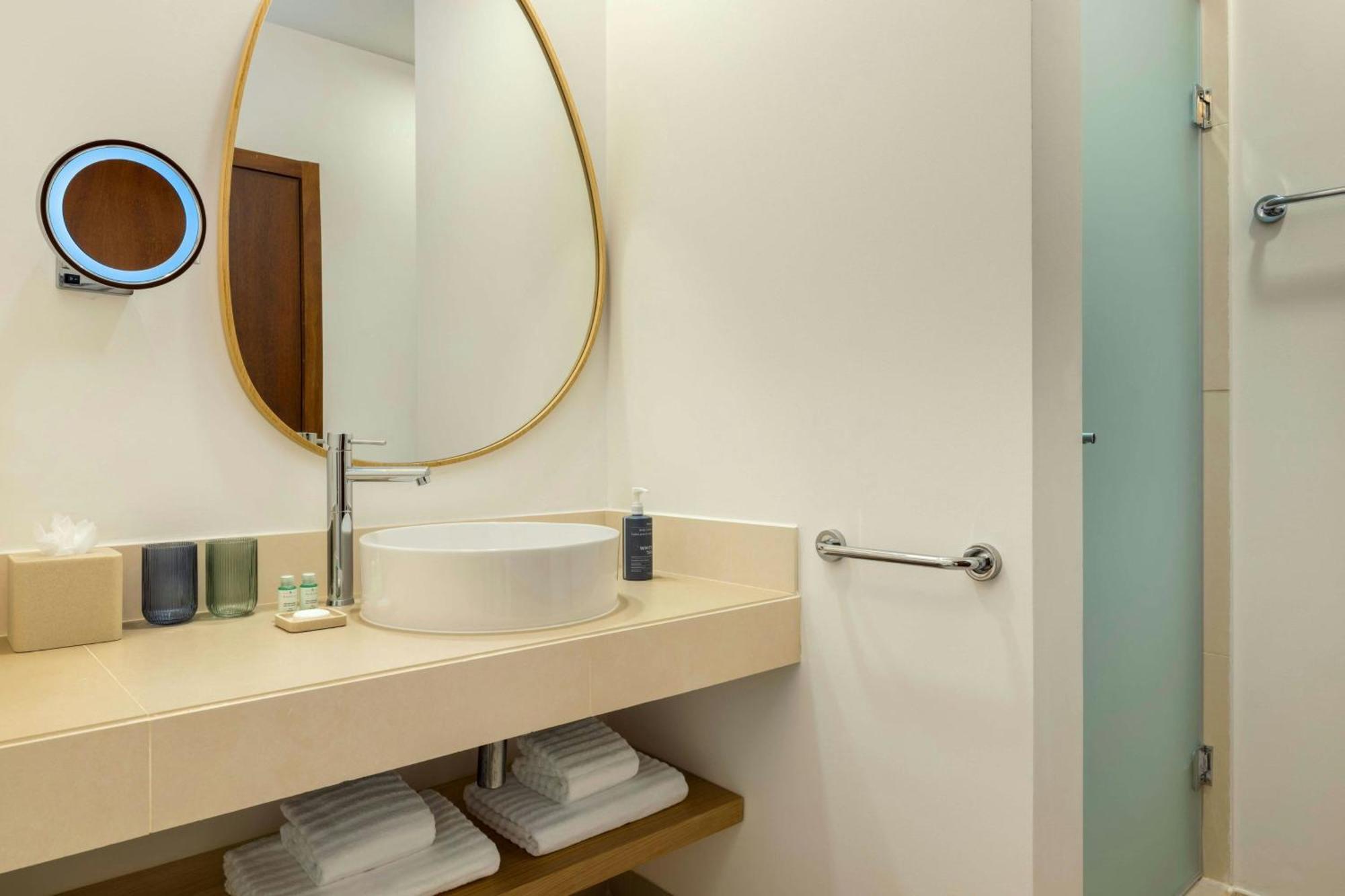 Suite con 3 Camere da Letto, Balcone e Vista Piscina