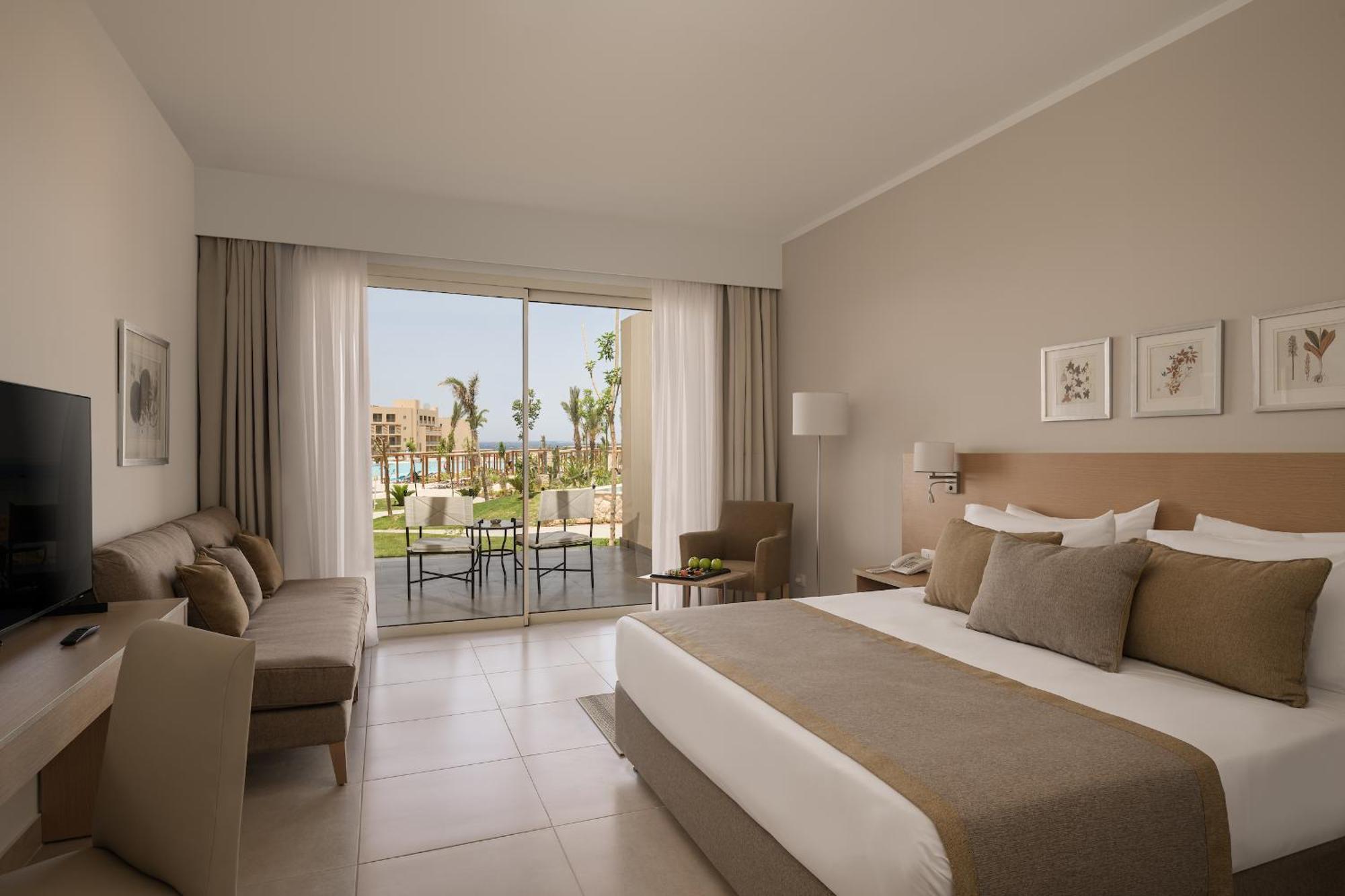 Deluxe Familienzimmer mit Queensize-Bett oder 2 Einzelbetten und Poolblick