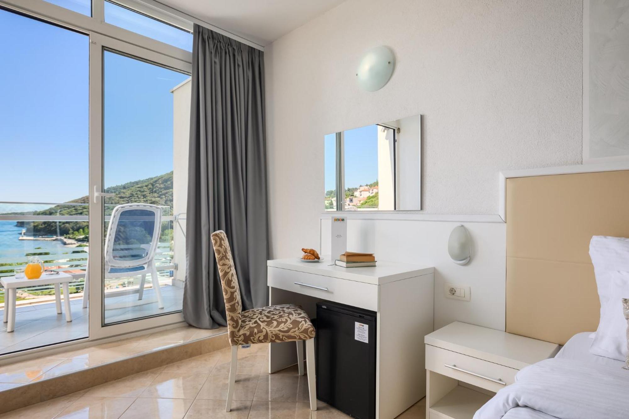 Tweepersoonskamer met Balkon en Uitzicht op Zee