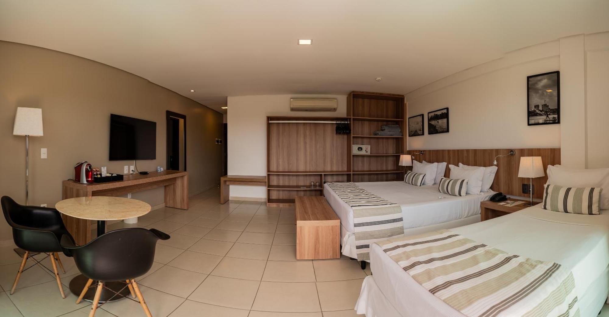 Habitación con cama extragrande y vistas a la piscina