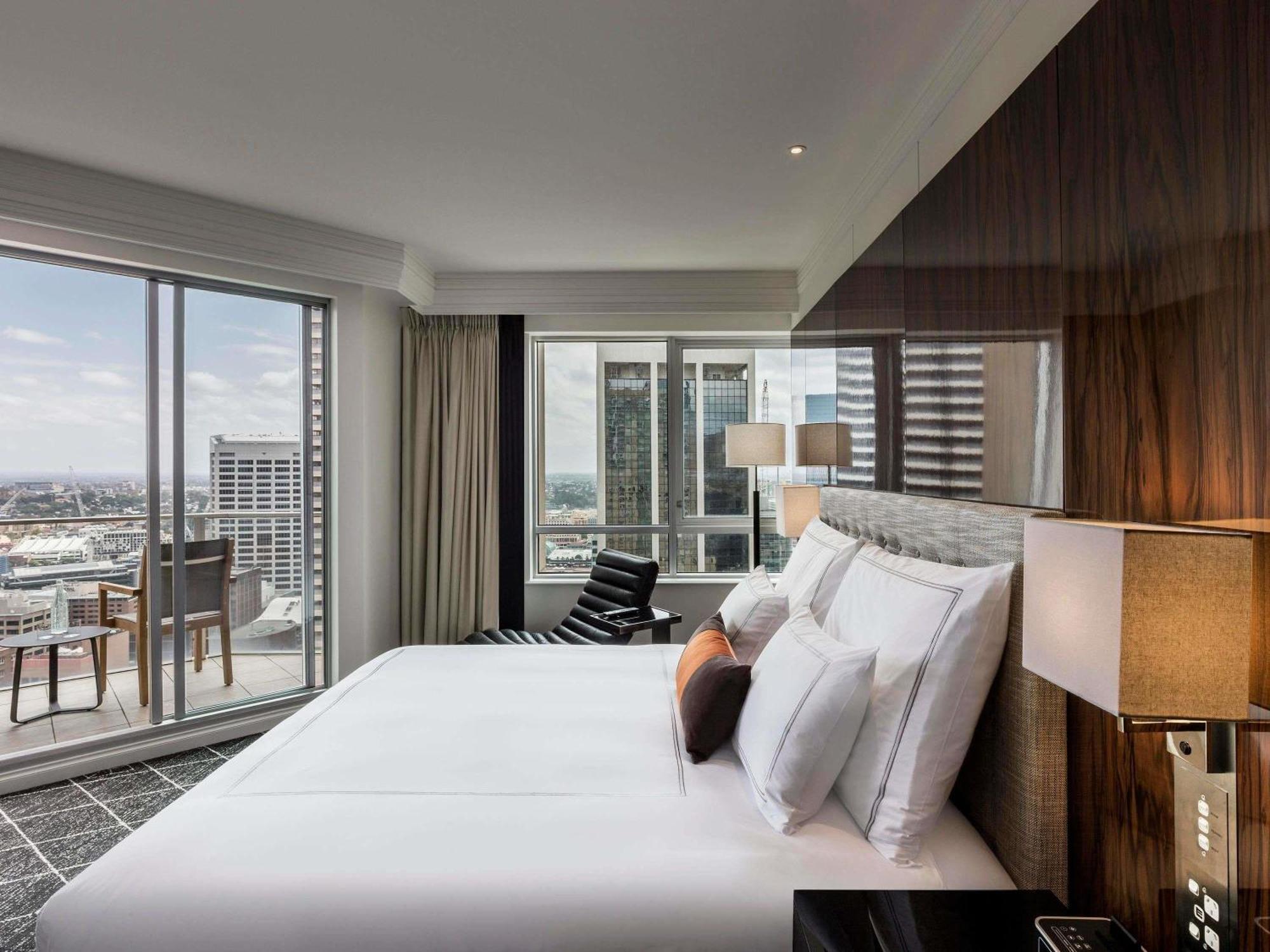 Eckzimmer mit Kingsize-Bett und Balkon