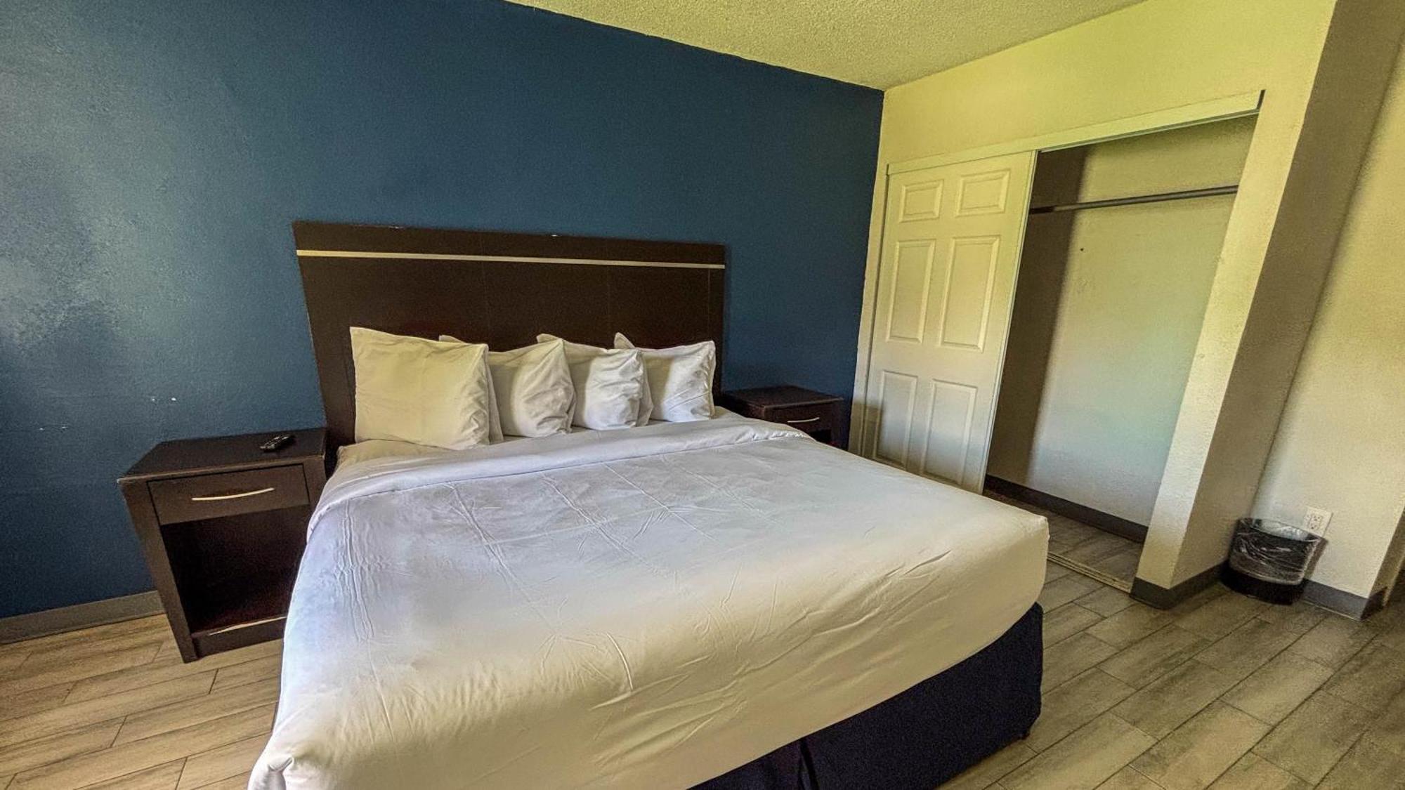 Deluxe King Room - Non-Smoking