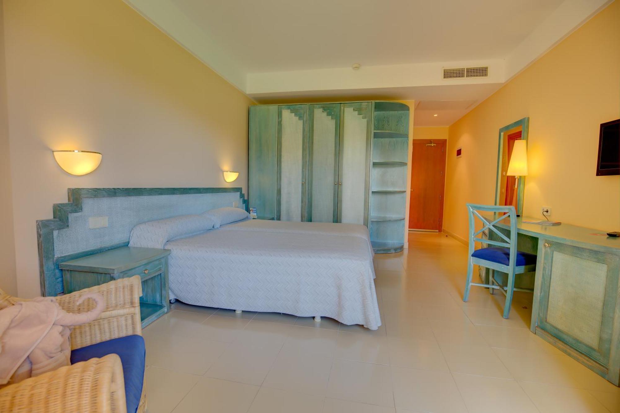 Twin Room,1765196205:JPEG